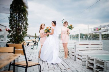 Nedime gelinle bulutlu düğünde pier rıhtım üzerinde poz verdi