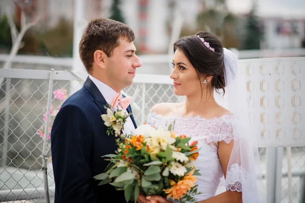 Ζευγάρι γάμος παραμείνουν στο το αγκυροβόλιο προβλήτα συννεφιασμένη μέρα. — Φωτογραφία Αρχείου