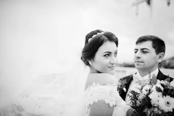 Matrimonio coppia rimanere sul molo ormeggio al giorno nuvoloso. Nero e bianco — Foto Stock