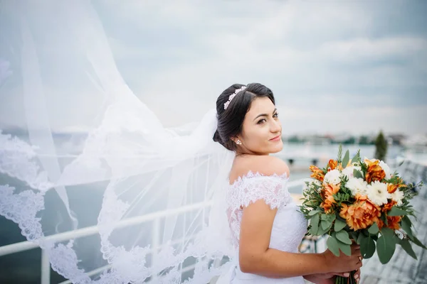 布鲁内特新娘在码头泊位留在阴天. — 图库照片