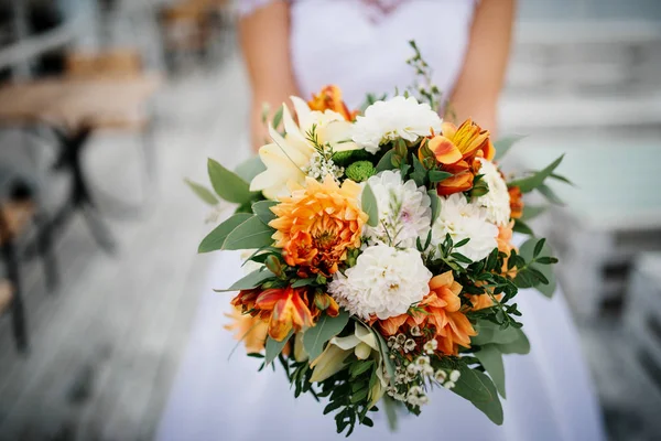 Elegante ramo de boda naranja y blanco a manos de la novia . — Foto de Stock