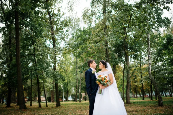 Casamento casal posou no parque verde em seu lindo dia . — Fotografia de Stock