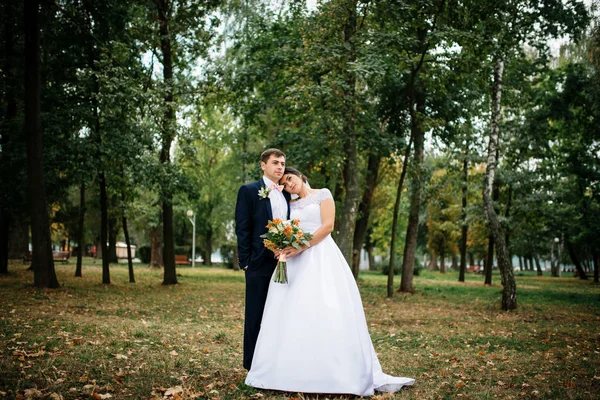 Весільна пара позувала в зеленому парку в їх прекрасний день . — стокове фото