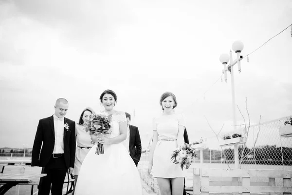 Svatební pár s družičky a nejlepší mans pobyt na prst b — Stock fotografie