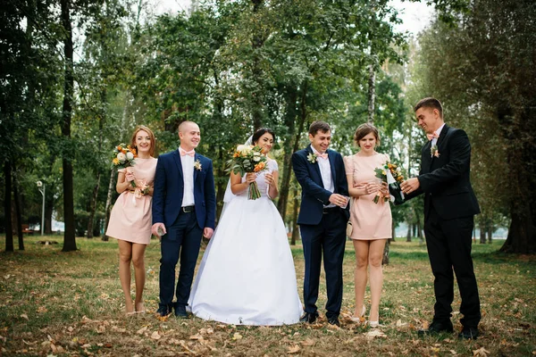 Couple de mariage avec demoiselles d'honneur et les meilleurs mans boire du champagne à — Photo