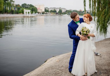 Evlilik çift Gölü bulutlu gün arka plan.