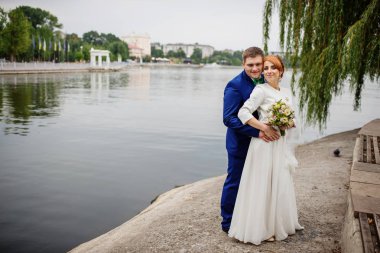 Evlilik çift Gölü bulutlu gün arka plan.