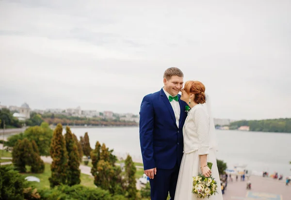 結婚式のカップルの背景湖と都市風景のパノラマ. — ストック写真