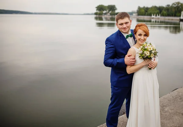 新婚夫妇在阴天背景湖. — 图库照片