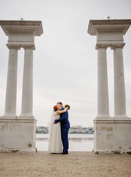 Couple de mariage fond deux colonnes sur le lac . — Photo