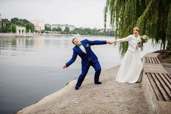 Boda pareja fondo lago en día nublado . — Foto de Stock