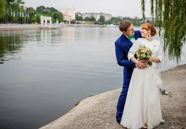 Evlilik çift Gölü bulutlu gün arka plan.