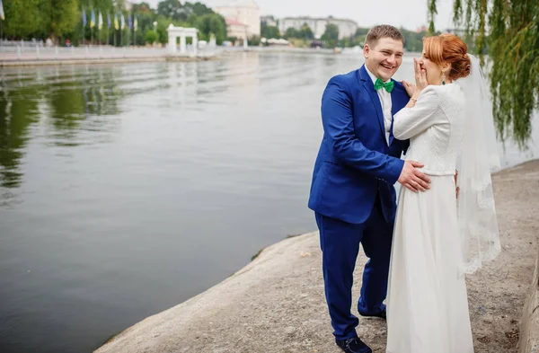 Hochzeitspaar im Hintergrund am bewölkten Tag. — Stockfoto