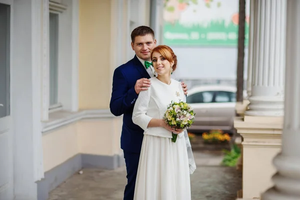 Hochzeitspaar in Liebe Hintergrund große Säulen des antiken Hauses — Stockfoto