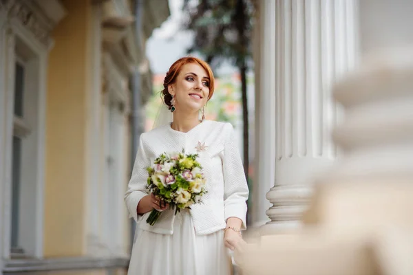 微笑着红色头发的新娘背景大列古董住宅建筑 — 图库照片