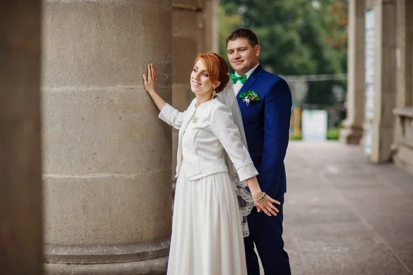 Couple de mariage en fond d'amour grandes colonnes de maison antique — Photo