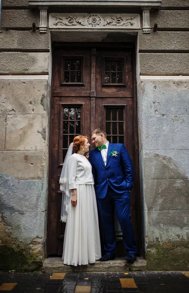 Couple de mariage en amour fond vieilles portes vintage en bois . — Photo