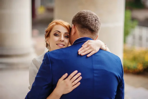 Hochzeitspaar in Liebe Hintergrund große Säulen des antiken Hauses — Stockfoto