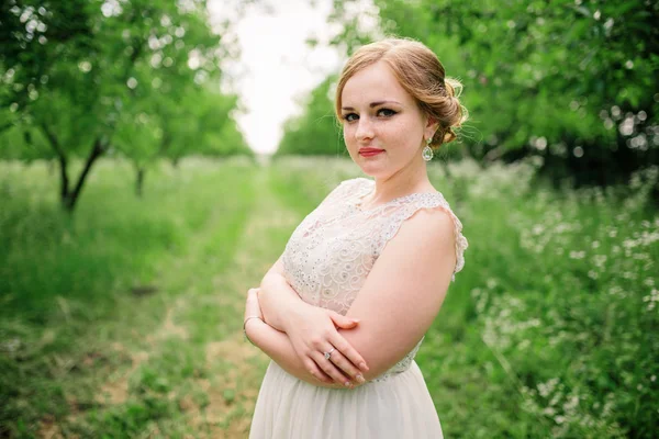 Ung överviktig tjej på beige klänning poserade bakgrund våren gar — Stockfoto