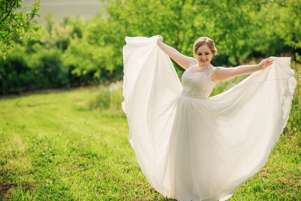 Genç kız bej elbise arka plan bahar gar poz verdi, kilolu — Stok fotoğraf