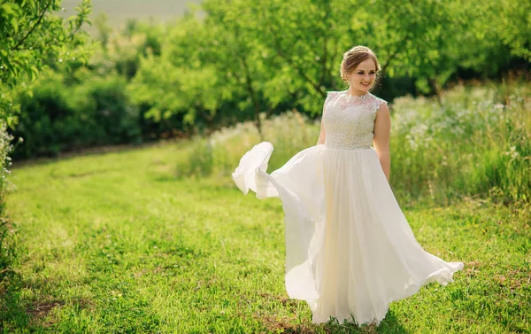 Joven chica con sobrepeso en vestido beige posado fondo primavera gar — Foto de Stock