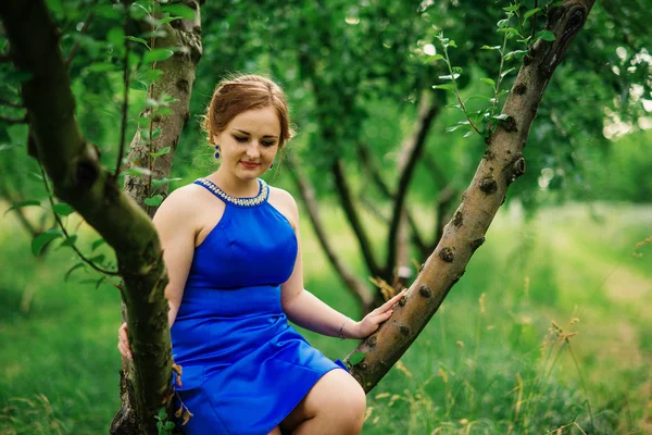 太りすぎの若い背景春ガールをもたらされる青いドレスの女の子 — ストック写真