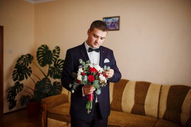 Onun odasında düğün buket ile sabah gün damat.