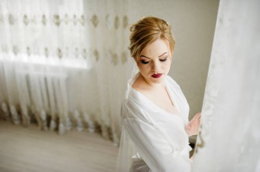 Sarışın gelin düğün günü onun r perdeye yakınındaki bir bornoz