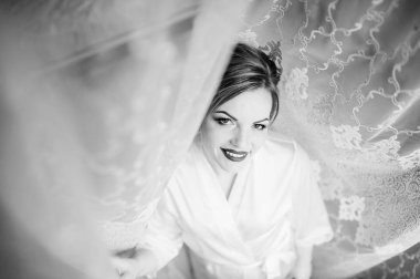 Sarışın gelin düğün günü onun r perdeye yakınındaki bir bornoz