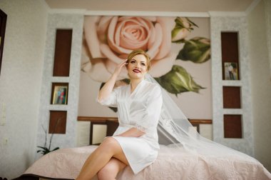 Sabah odasında sarışın gelin, düğün günü.