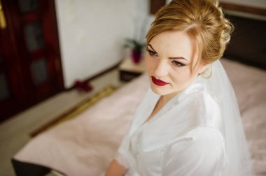 Sabah odasında sarışın gelin, düğün günü.