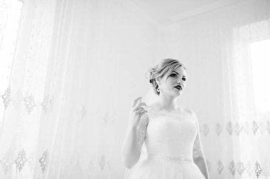 Perdeler parfu ile onun odasında yakınındaki düğün gününde sarı gelin