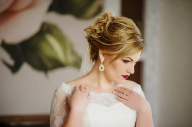 Sabah odasında sarışın gelin, düğün günü.