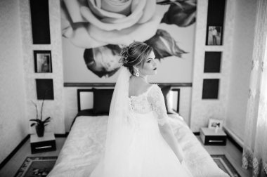 Sabah odasında sarışın gelin, düğün günü. Siyah ve wh