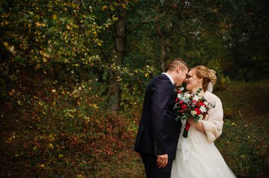 Düğün çifti, sonbahar çam ahşap aşık.