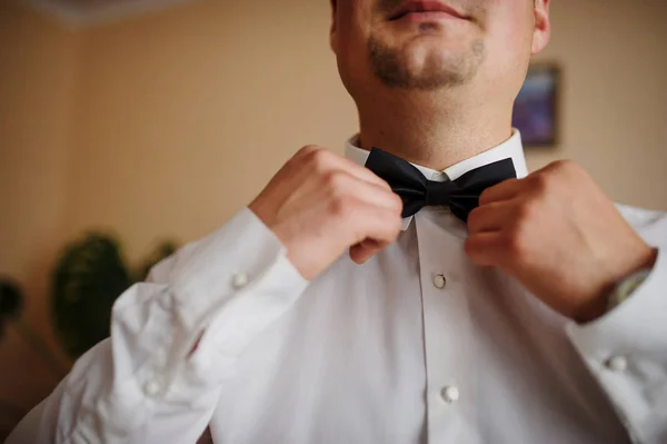 Ο άνθρωπος φορούν παπιγιόν. Γαμπρός κατά την ημέρα του γάμου. — Φωτογραφία Αρχείου