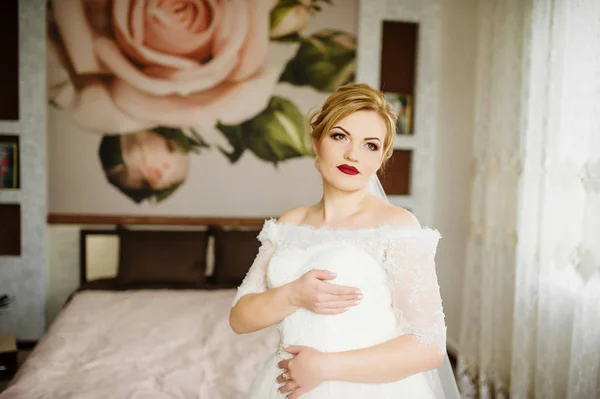 朝の自分の部屋で結婚式の日で金髪の花嫁. — ストック写真