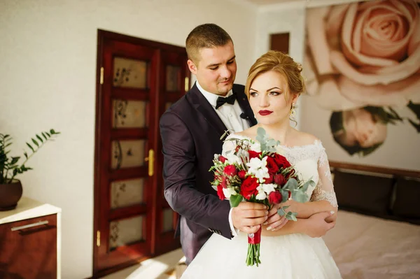 Première rencontre du marié et de la mariée le jour du mariage . — Photo