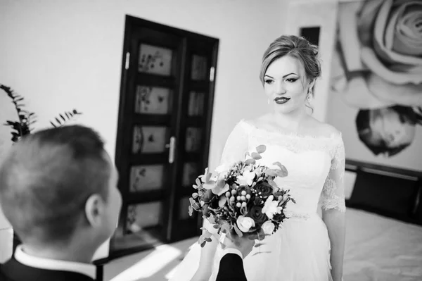 Primeira reunião de noivo e noiva no dia do casamento. Preto e branco — Fotografia de Stock