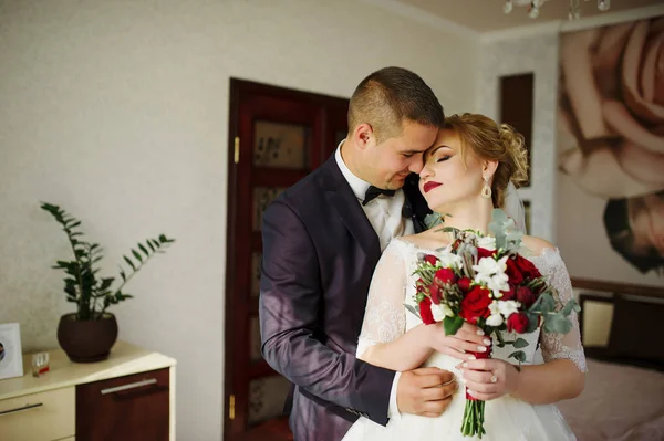 Erstes Treffen von Bräutigam und Braut am Hochzeitstag. — Stockfoto