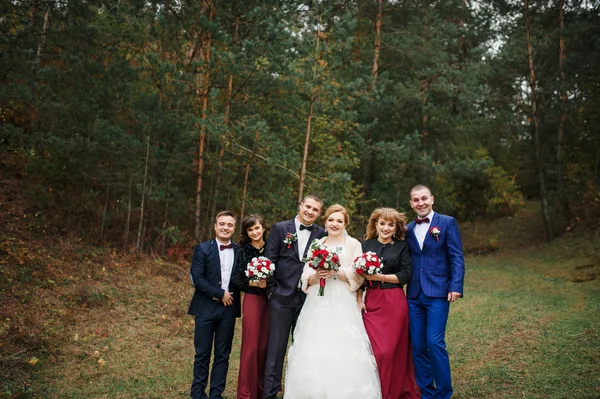 Hochzeitspaar mit Freunden Brautjungfern und Trauzeugen im Wald. — Stockfoto