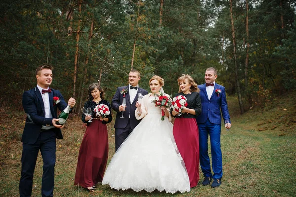 Boda pareja con amigos damas de honor y padrino bebiendo c — Foto de Stock