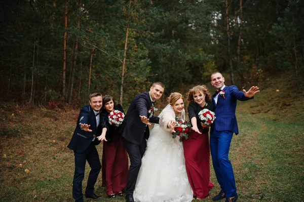 Pareja de bodas con amigos damas de honor y padrino de madera . —  Fotos de Stock