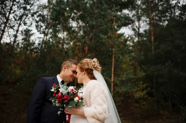 Bruidspaar in liefde op het herfst grenen hout. — Stockfoto