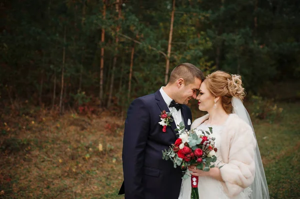 Hochzeitspaar verliebt im Herbst. — Stockfoto
