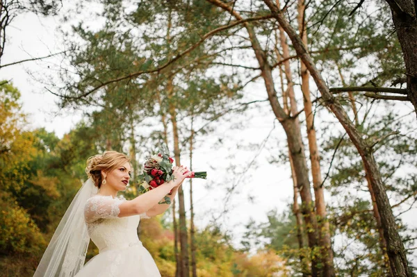 結婚式のブーケと明るい金髪の花嫁が秋 p で作る — ストック写真