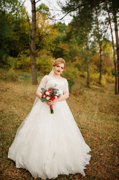 Blond brud med brudbukett och ljusa göra upp på hösten p — Stockfoto