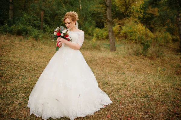 Ξανθιά Νύφη με γαμήλια ανθοδέσμη και φωτεινό μακιγιάζ στο φθινόπωρο p — Φωτογραφία Αρχείου