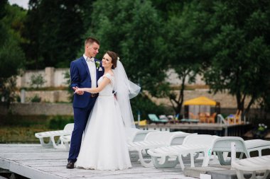 Dock iskelede sarılma büyüleyici Düğün çifti.