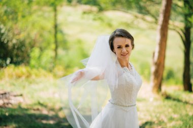 Esmer gelin şaşırtıcı güneşli orman poz verdi.